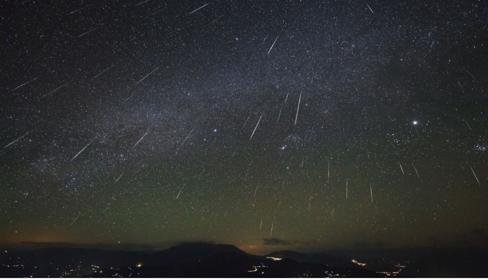 Lluvia de meteoros Gemínidas sobre los humedales de Dashanbao Lluvia de meteoros Gemínidas sobre los humedales de Dashanbao