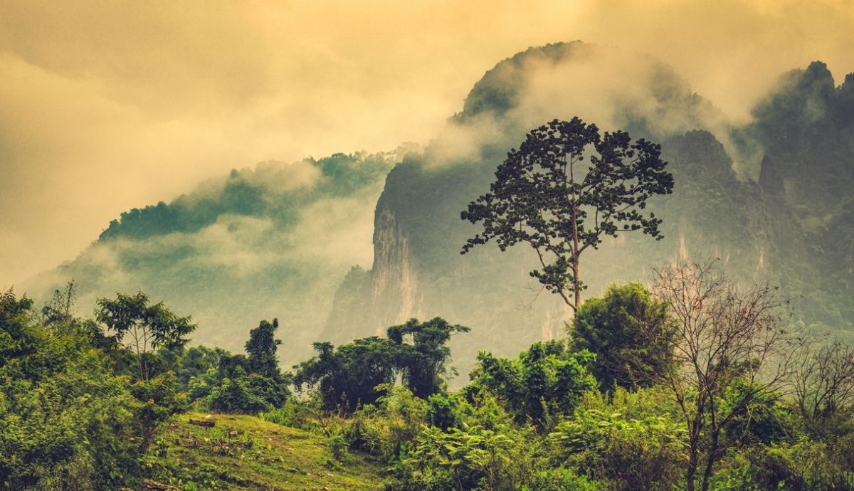 Una cueva en una montaña en Laos no muy lejos de la que se muestra aquí es el hogar de murciélagos infectados con el coronavirus más cercano al SARS CoV 2 descubierto hasta ahora.