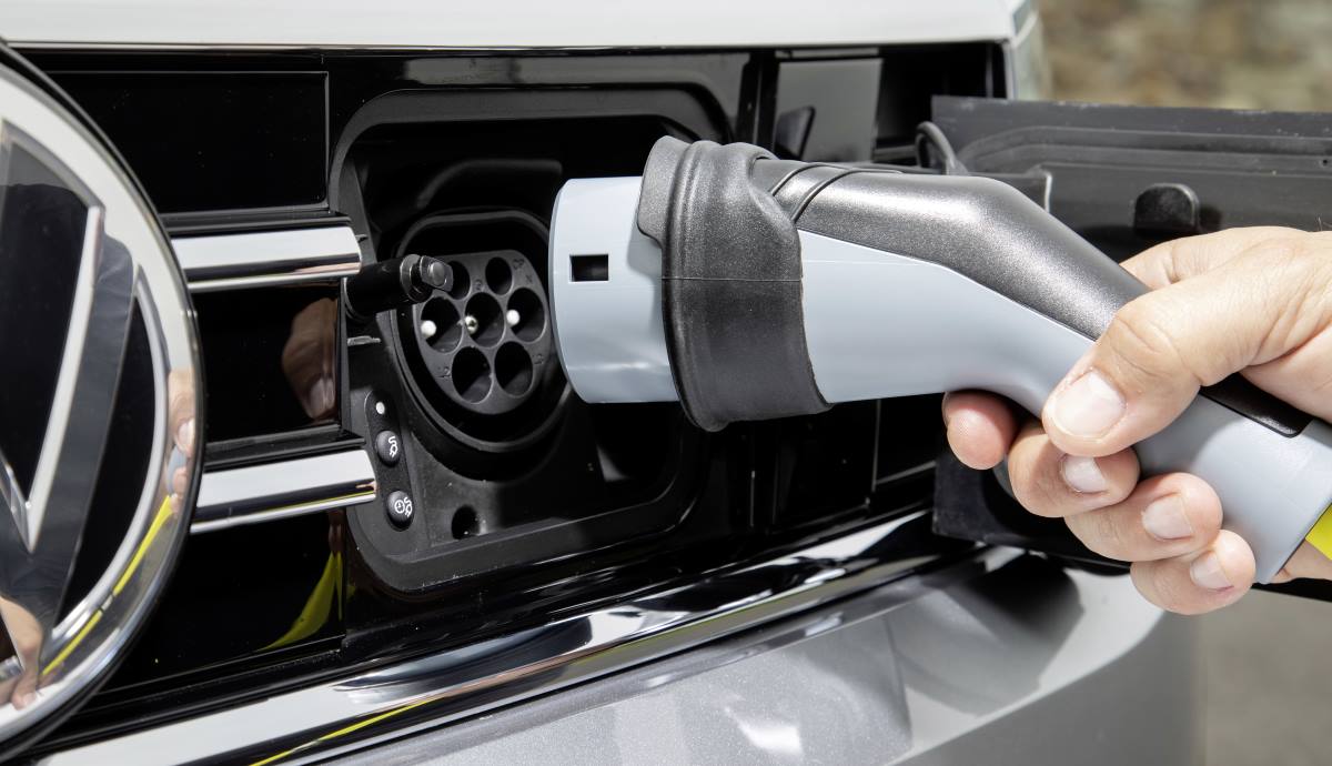 Toma frontal de carga de un VW híbrido plug in