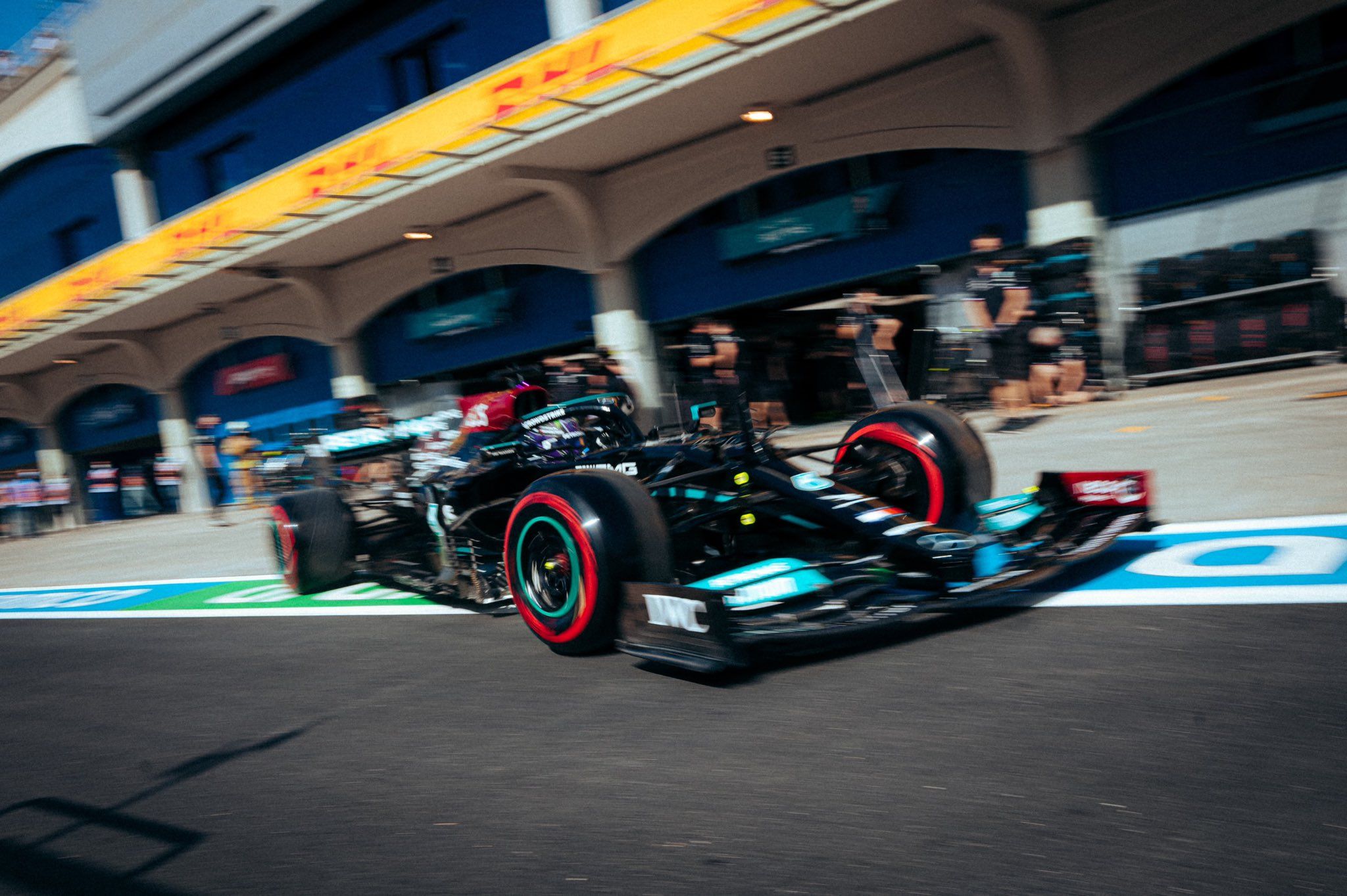 Lewis Hamilton (Mercedes) fue el más rápido en la primera sesión libre