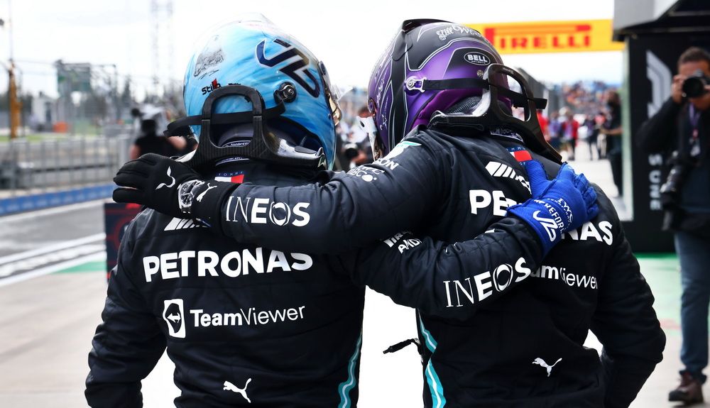 Hamilton se llevó la pole pero su compañero Bottas partirá desde la primera posición en carrera