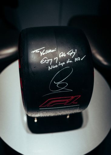 Hamilton dedicó a Bottas la rueda que recibió como premio por la pole