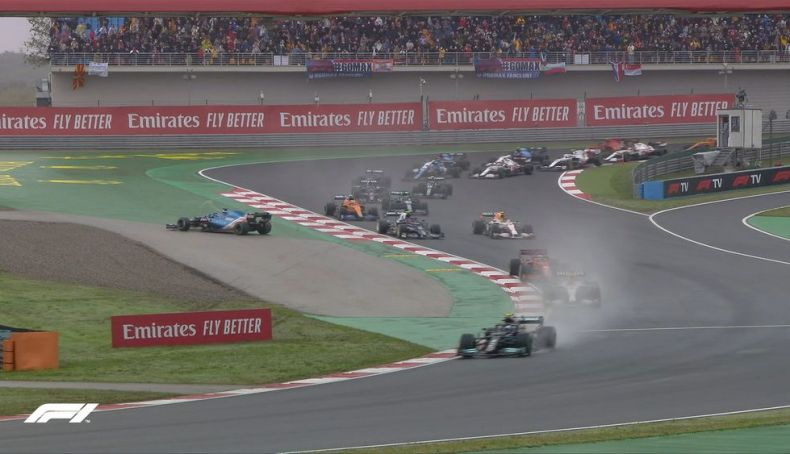 4 Fernando Alonso hizo un trompo en la salida y bajó a las últimas posiciones 4 Fernando Alonso hizo un trompo en la salida y bajó a las últimas posiciones