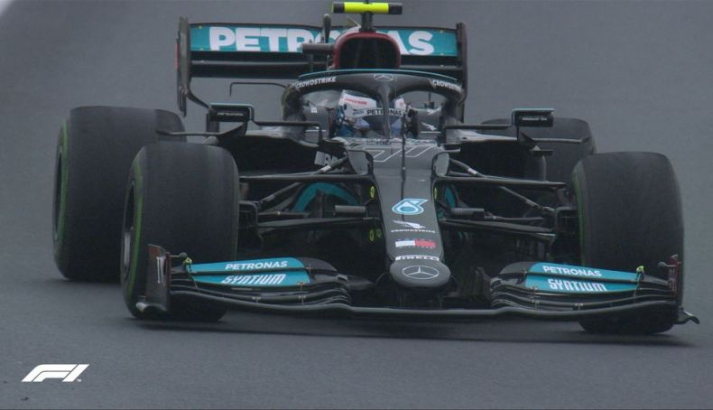 7 Mitad de la carrera y Bottas seguía liderando con sus neumáticos intermedios casi slicks 7 Mitad de la carrera y Bottas seguía liderando con sus neumáticos intermedios casi slicks