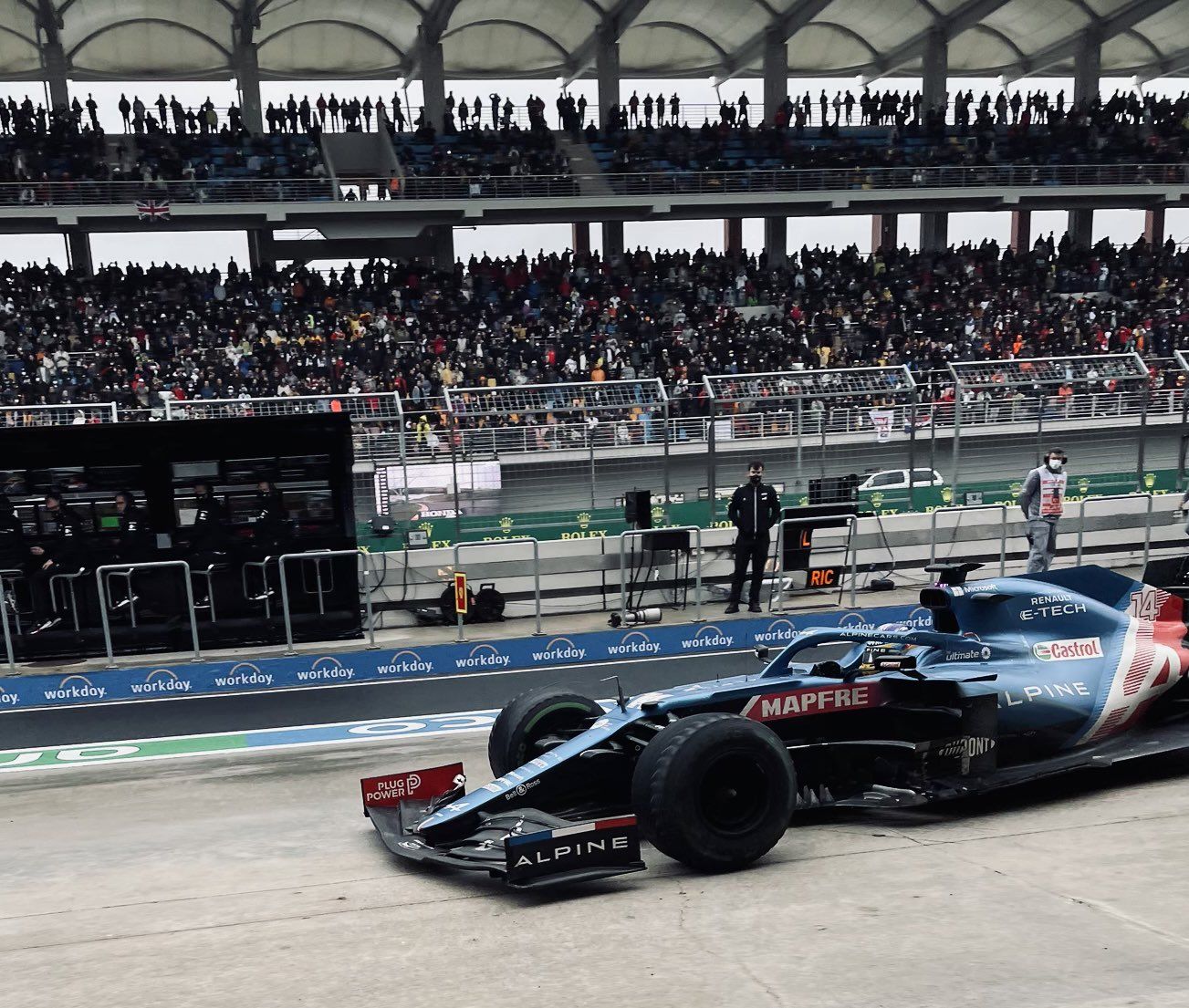 Fernando Alonso (Alpine) se clasificó 16º tras ser empujado por Gasly al principio de la carrera