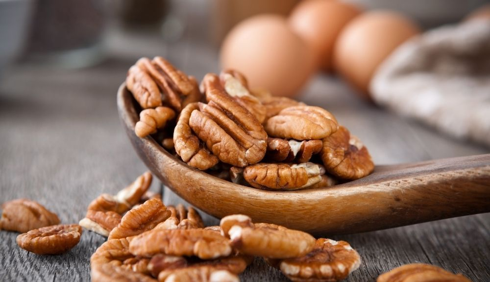 Las nueces pecanas son ricas en ácido oleico, la grasa saludable que se encuentra en las aceitunas y el aguacate. Las nueces pecanas son ricas en ácido oleico, la grasa saludable que se encuentra en las aceitunas y el aguacate.