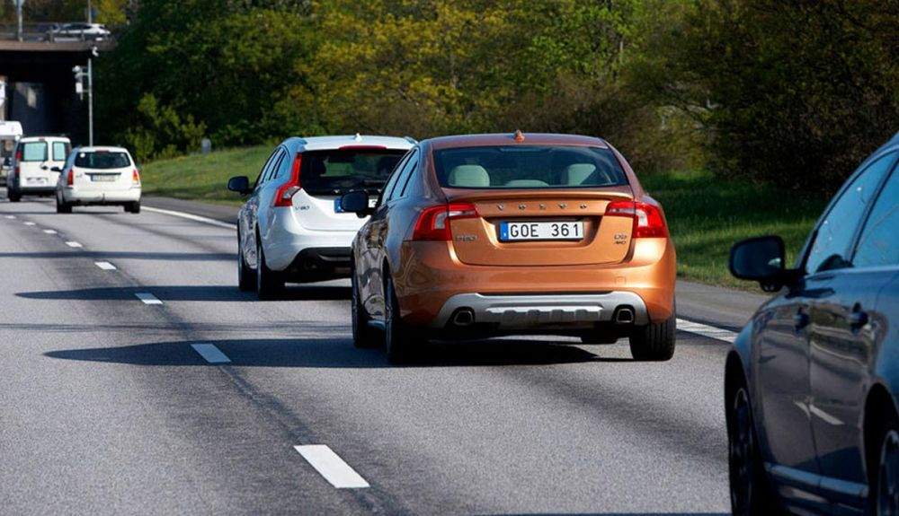 Cómo saber calcular la distancia de seguridad que debemos dejar con el coche precedente, en dos trucos sencillos.
