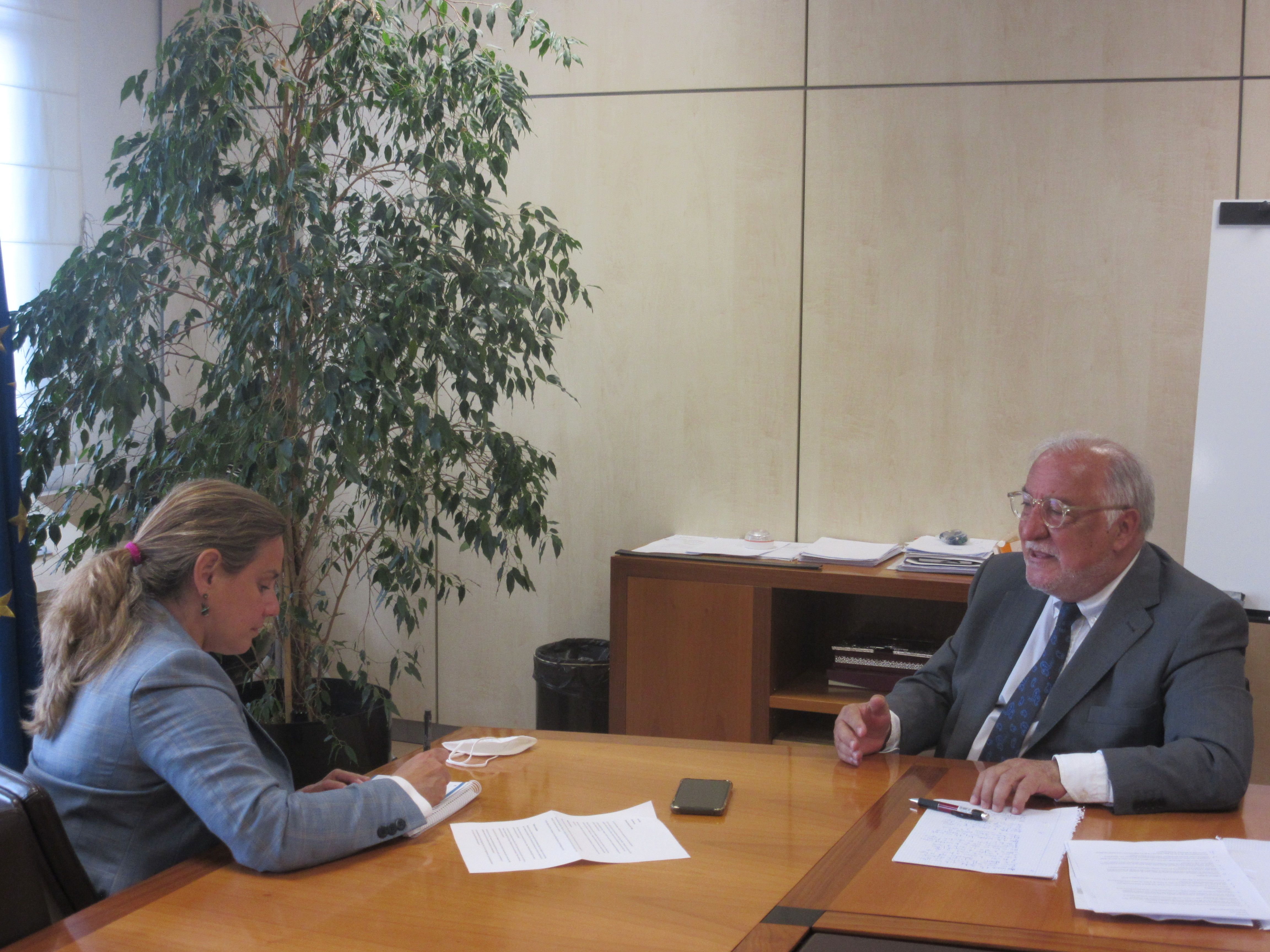 Pere Navarro, director de la DGT, y Alicia Fernández, jefa de información de AUTOPISTA. Foto: Sylvia Longás.