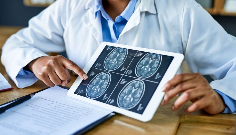 El uso de esta interfaz implica una cirugía intracraneal para situar los electrodos sobre la corteza cerebral. El uso de esta interfaz implica una cirugía intracraneal para situar los electrodos sobre la corteza cerebral.