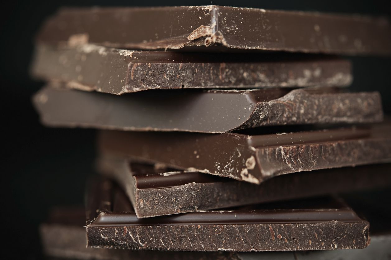 Chocolate y ácido úrico están relacionados.