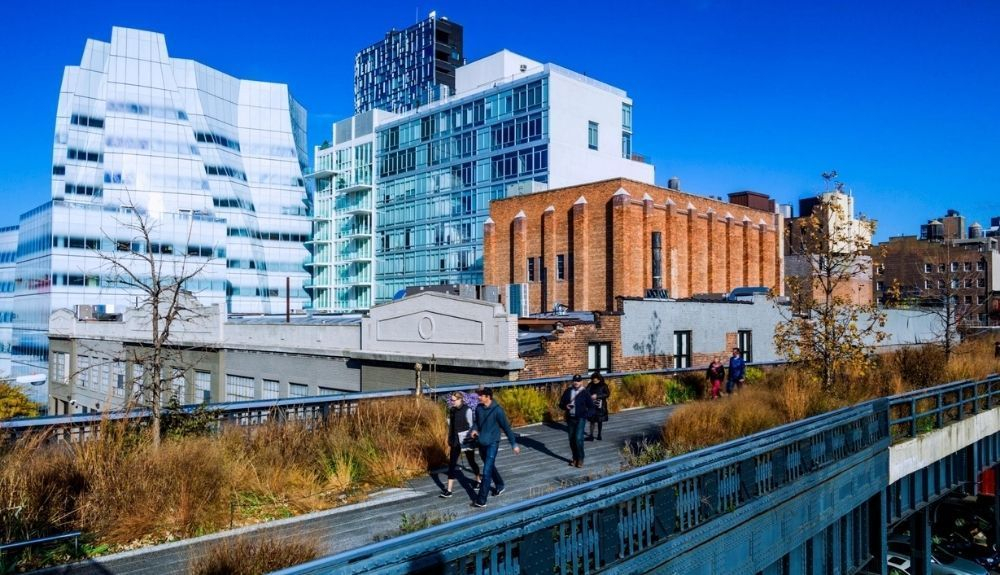 El High Line es una antigua línea de ferrocaril magníficamente rehabilitada. El High Line es una antigua línea de ferrocaril magníficamente rehabilitada.