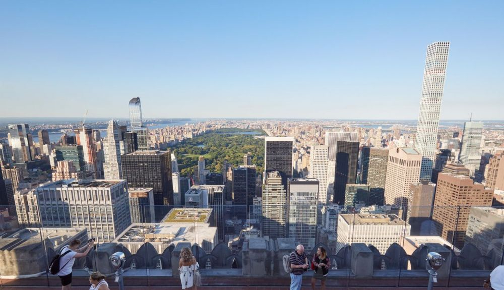 Mirador del Rockefeller Center con vista a la ciudad en un día soleado. Mirador del Rockefeller Center con vista a la ciudad en un día soleado.