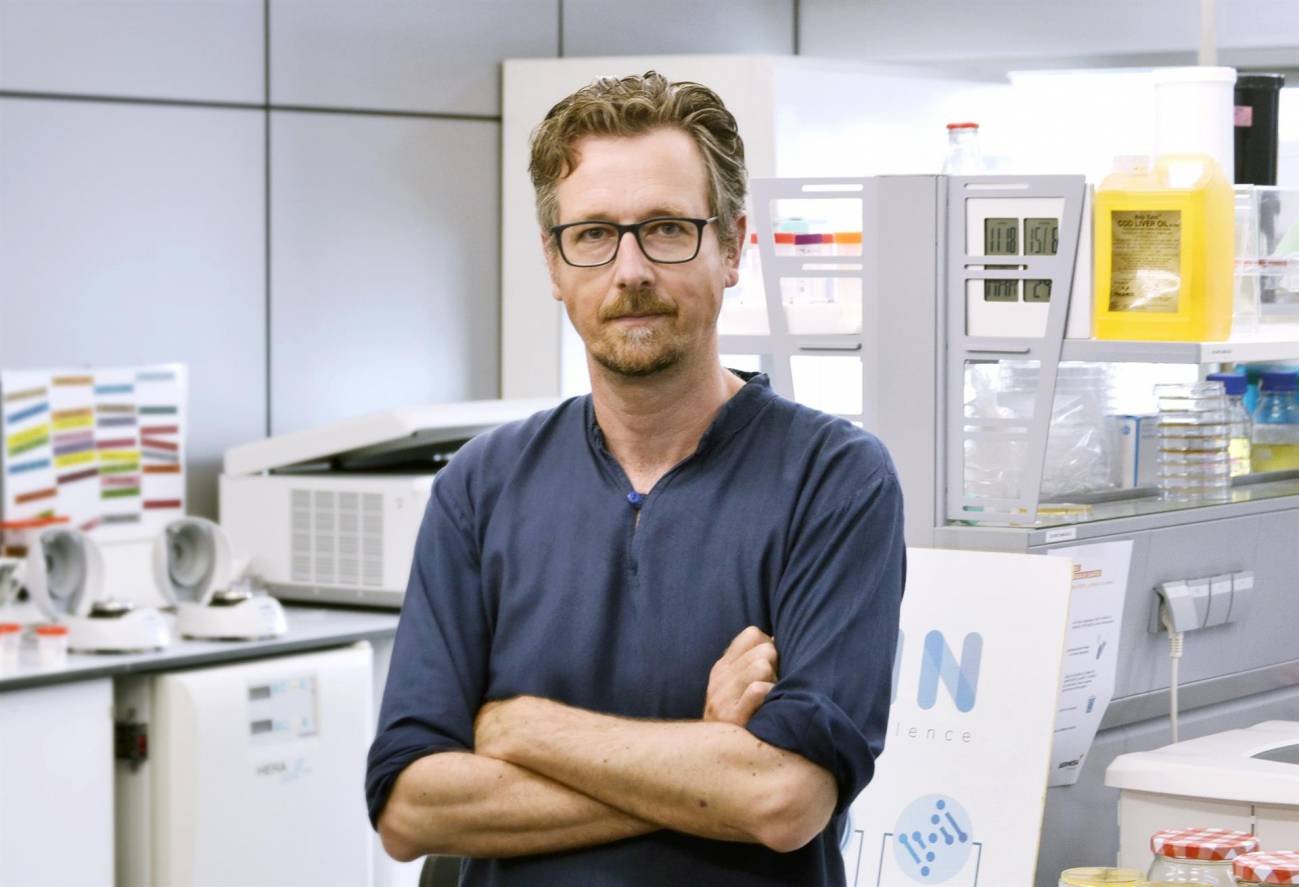 Manuel Porcar, investigador principal del estudio galardonado con el Ig Nobel.