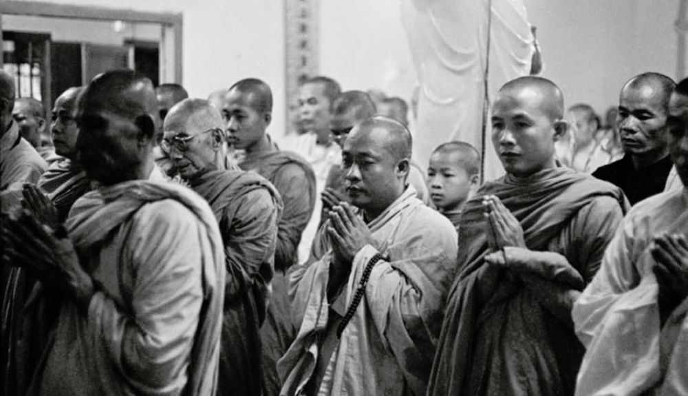 Los monjes de la pagoda cantan oraciones fúnebres por Thich Quang Duc. Saigón, Vietnam del Sur. 11 de junio de 1963 Los monjes de la pagoda cantan oraciones fúnebres por Thich Quang Duc. Saigón, Vietnam del Sur. 11 de junio de 1963