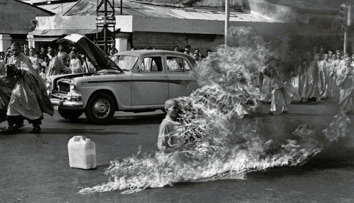 La expresión quemarse a lo bonzo viene de la inmolación del monje budista Thích Quảng Đức.