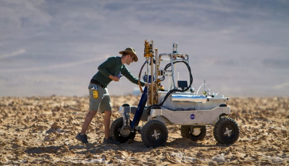 El ingeniero Dean Bergman trabaja en el rover ARADS de la NASA en 2018. El ingeniero Dean Bergman trabaja en el rover ARADS de la NASA en 2018.