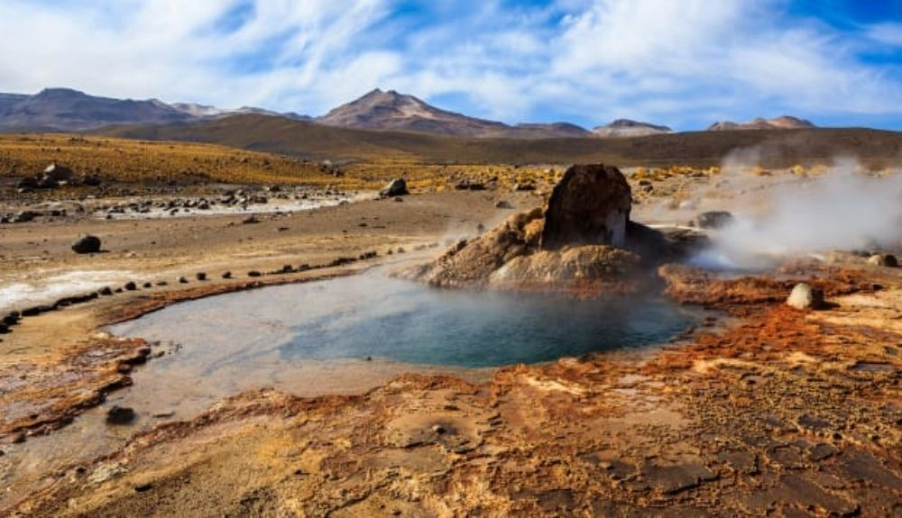Al norte de Ojos del Salado, se encuentra el Tatio, una especie de mini Yellowstone con 80 géiseres borboteando. Al norte de Ojos del Salado, se encuentra el Tatio, una especie de mini Yellowstone con 80 géiseres borboteando.