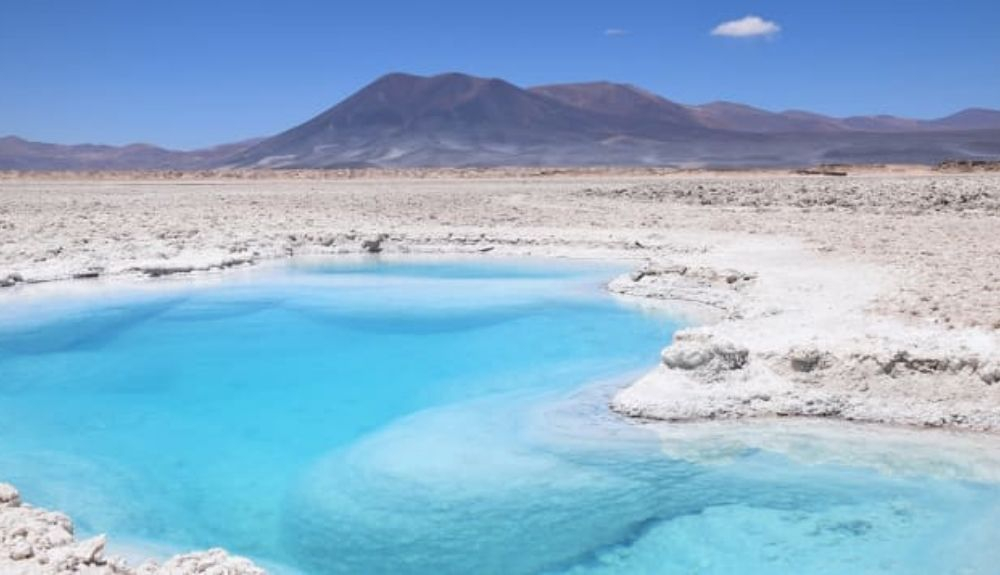 La etérea laguna turquesa del Salar de Pedernales se encuentra al norte del Parque Nacional Nevado Tres Cruces La etérea laguna turquesa del Salar de Pedernales se encuentra al norte del Parque Nacional Nevado Tres Cruces