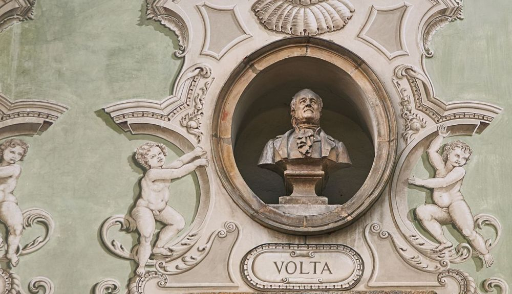 Alessandro Volta en la fachada de un edificio antiguo en la plaza Piazza Collegiata en Bellinzona, Suiza