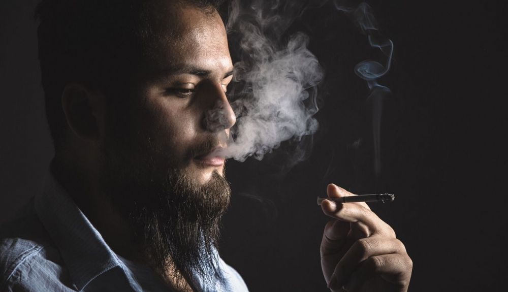 Los compuestos en el humo del cigarrillo causan la acumulación de hierro que mata las células. Los compuestos en el humo del cigarrillo causan la acumulación de hierro que mata las células.