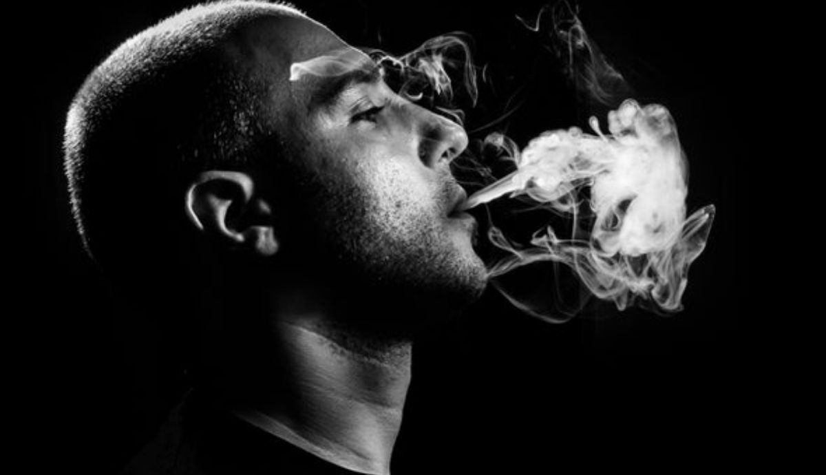 El humo del tabaco afecta muy negativamente a la cornea, el tejido más expuesto del ojo