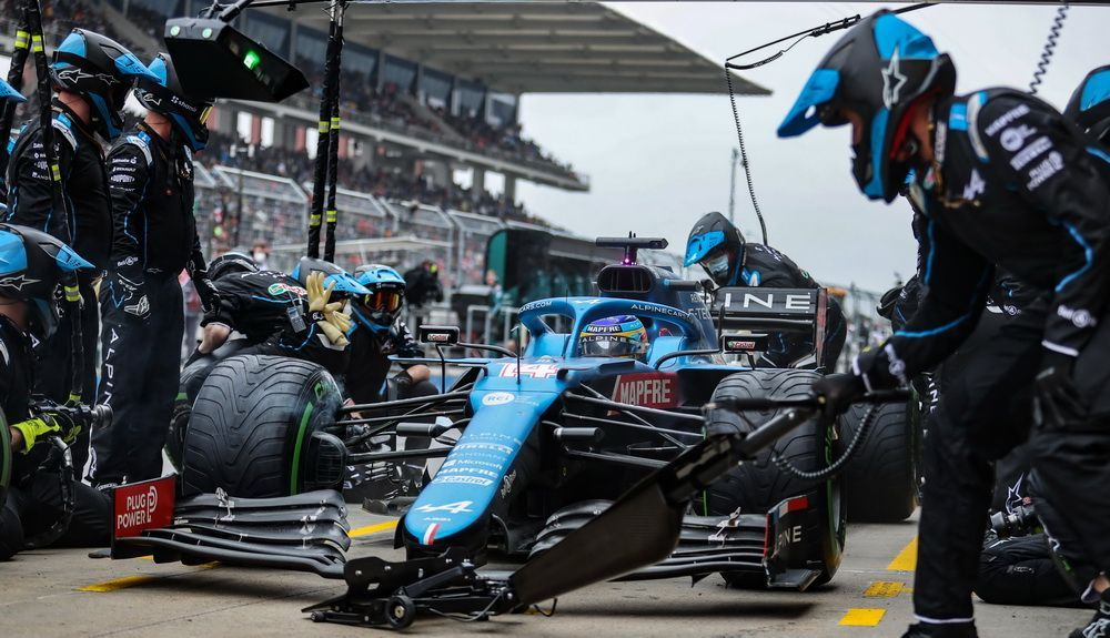 Fernando Alonso durante su pit stop en la pasada carrera de Turquía Fernando Alonso durante su pit stop en la pasada carrera de Turquía