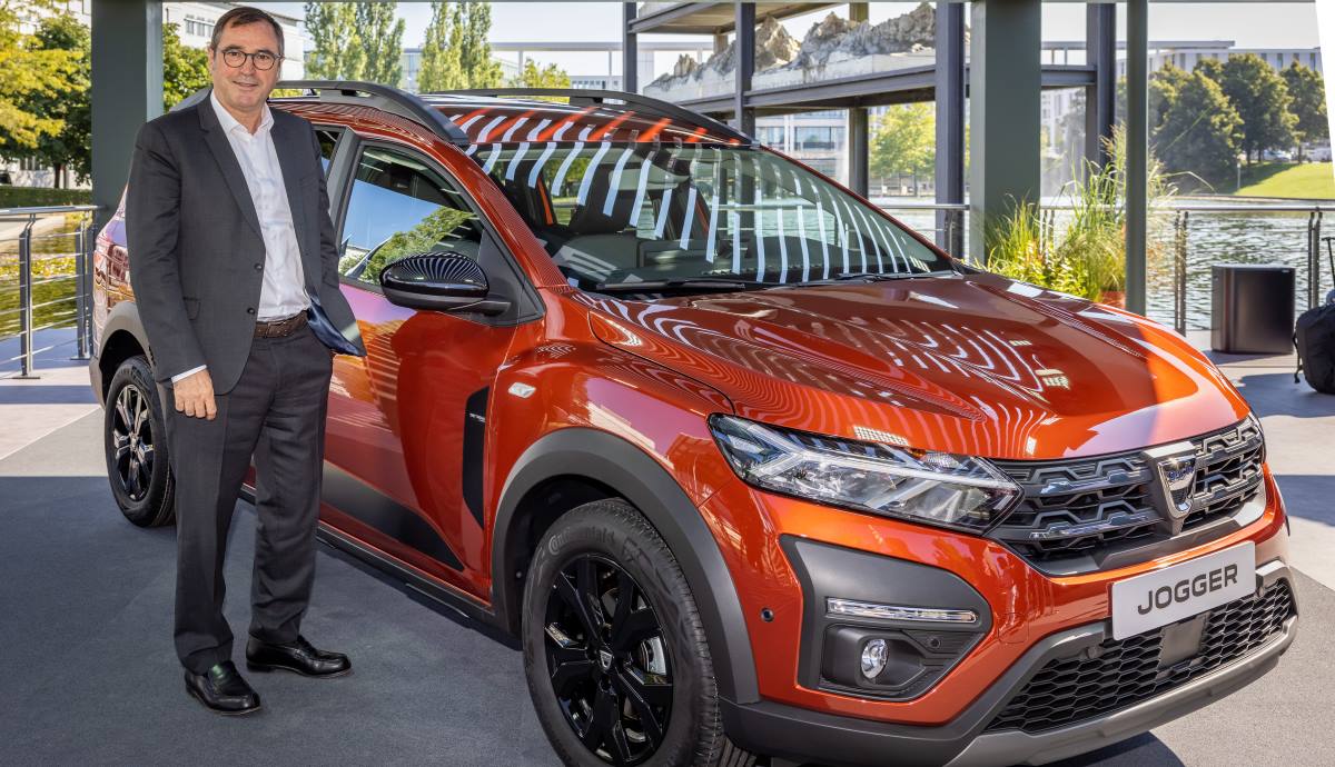 Denis Le Vot, Presidente de Dacia junto al nuevo Jogger