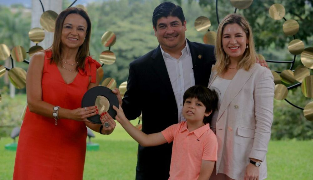 Los representantes de Costa Rica, tras recoger el premio.