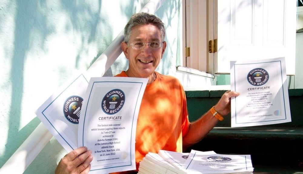 Ashrita Furman, con los certificados de algunos de los récords obtenidos.