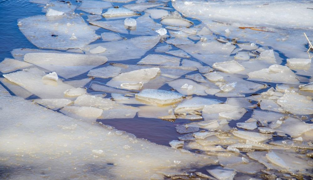 Hielo desmoronado flotando en un río. Hielo desmoronado flotando en un río.
