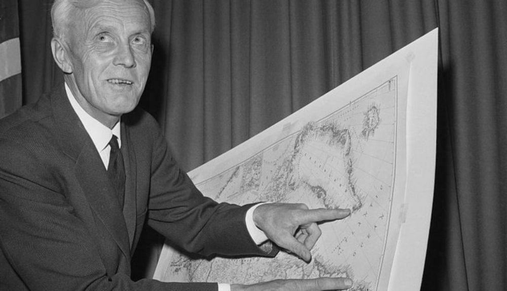 El explorador noruego Helge Ingstad en noviembre de 1963, anunciando su descubrimiento del asentamiento vikingo en L'Anse aux Meadows. El explorador noruego Helge Ingstad en noviembre de 1963, anunciando su descubrimiento del asentamiento vikingo en L'Anse aux Meadows.