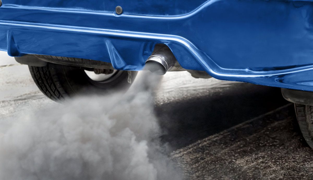 Estas son algunas señales que te da tu coche para decirte que está contaminando de más. Foto: iStock.