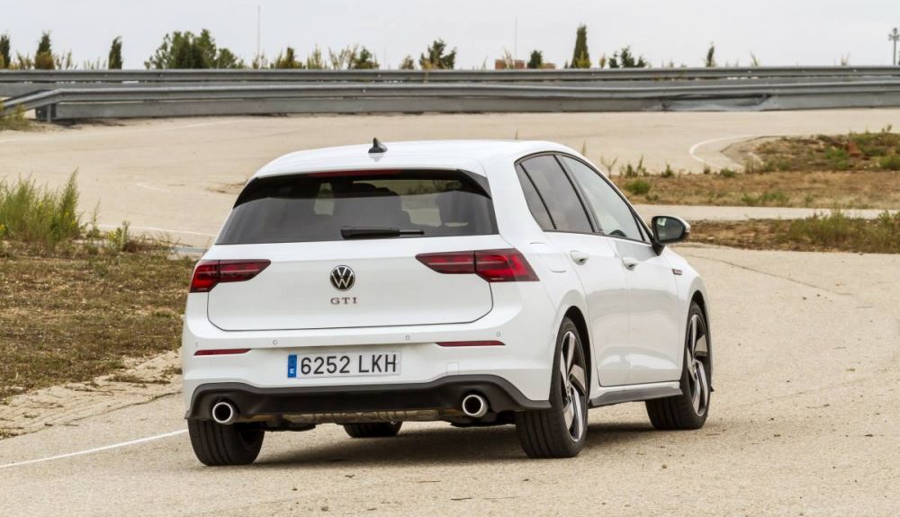 vw golf gti 8 el equilibrio por bandera 1 1000x575