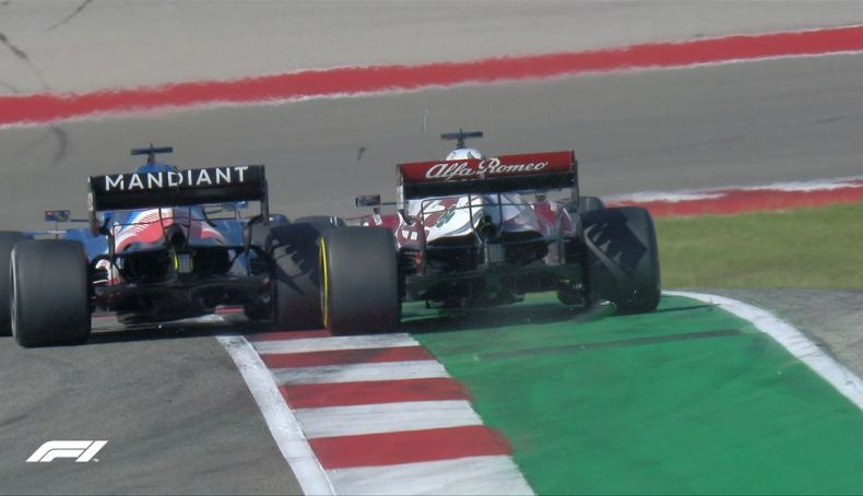 4 Alonso y Raikkonen se llegaron a tocar y Raikkonen adelantó la posición saliéndose de la pista