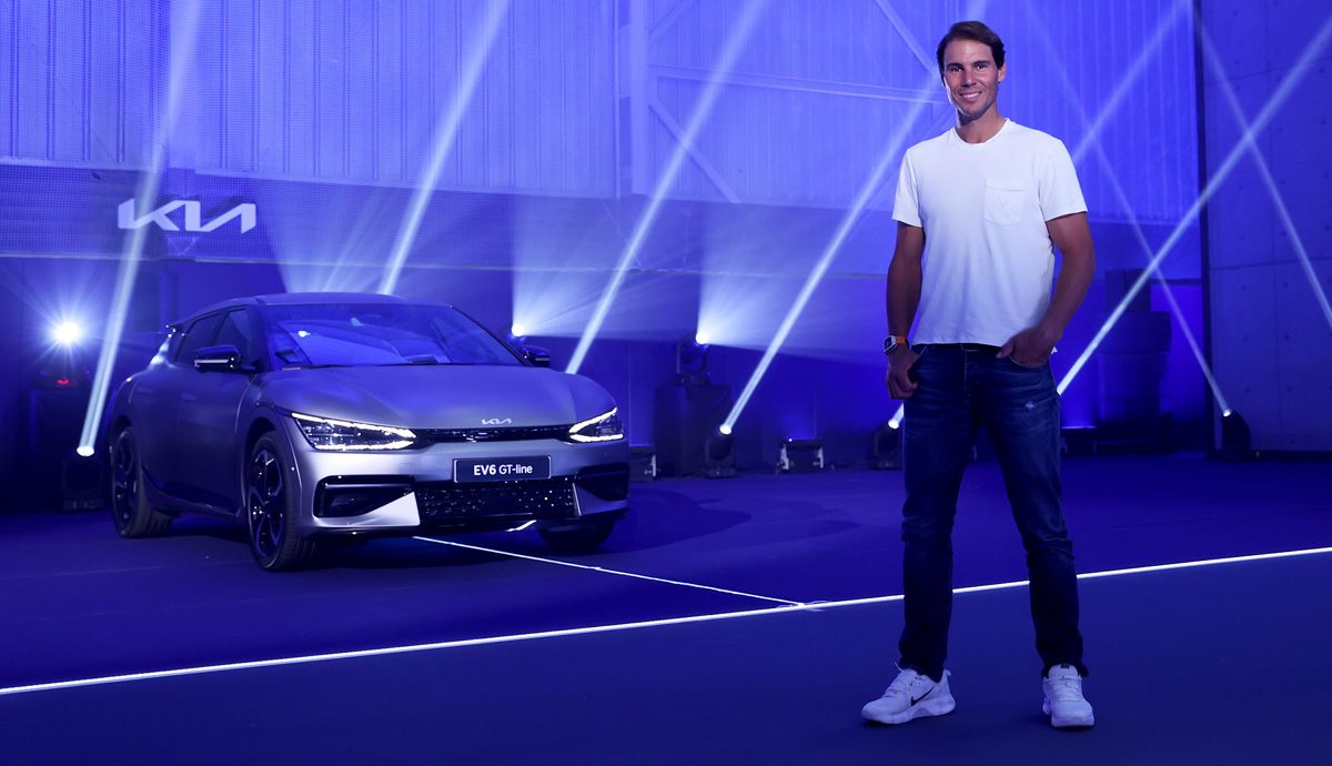 Rafael Nadal recibió su nuevo Kia EV6 en una de las pistas de su academia en Manacor. Fotos: Kia.