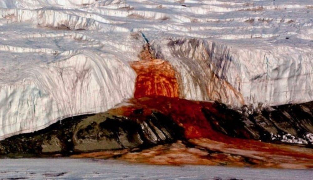El color rojo de las Cataratas de Sangre de la Atlántida se debe al hierro oxidado en agua salada.