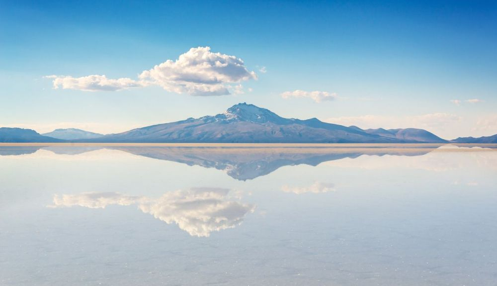 Efecto de espejo y reflejo de la montaña en el Salar de Uyuni 