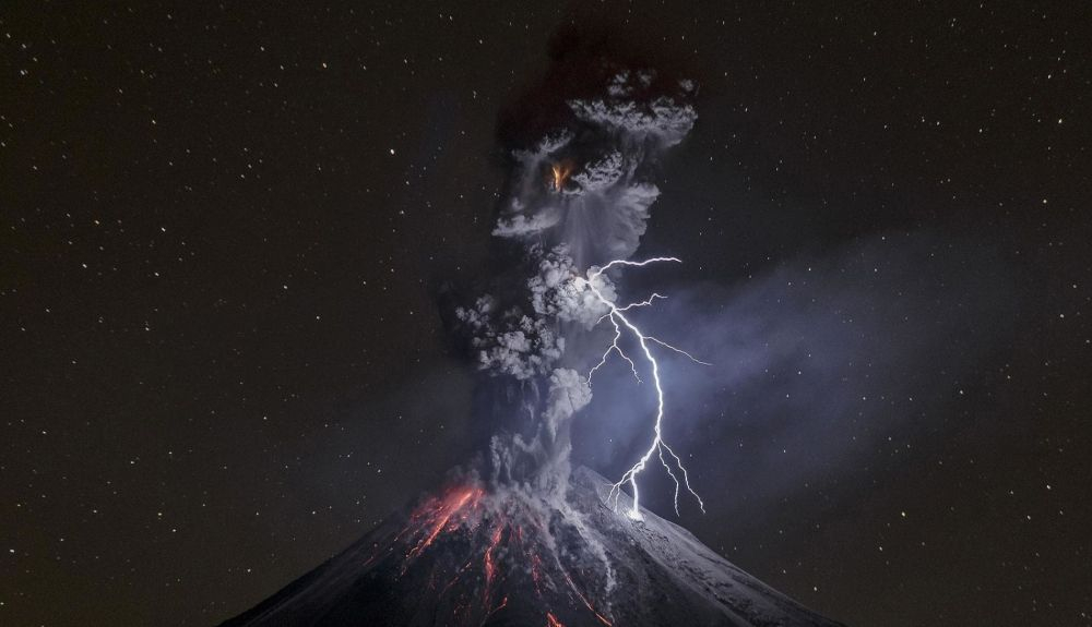 Una poderosa erupción ilumina las laderas del volcán de Colima en México el 13 de diciembre de 2015.