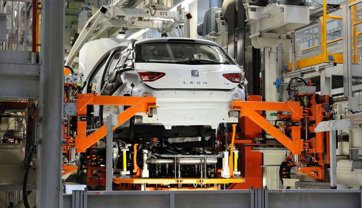 Cuánto está cayendo la producción de coches por la crisis de los microchips y cómo afectará en 2022