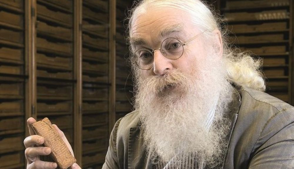 Irving Finkel, con una de las tablillas babilónicas. Irving Finkel, con una de las tablillas babilónicas.