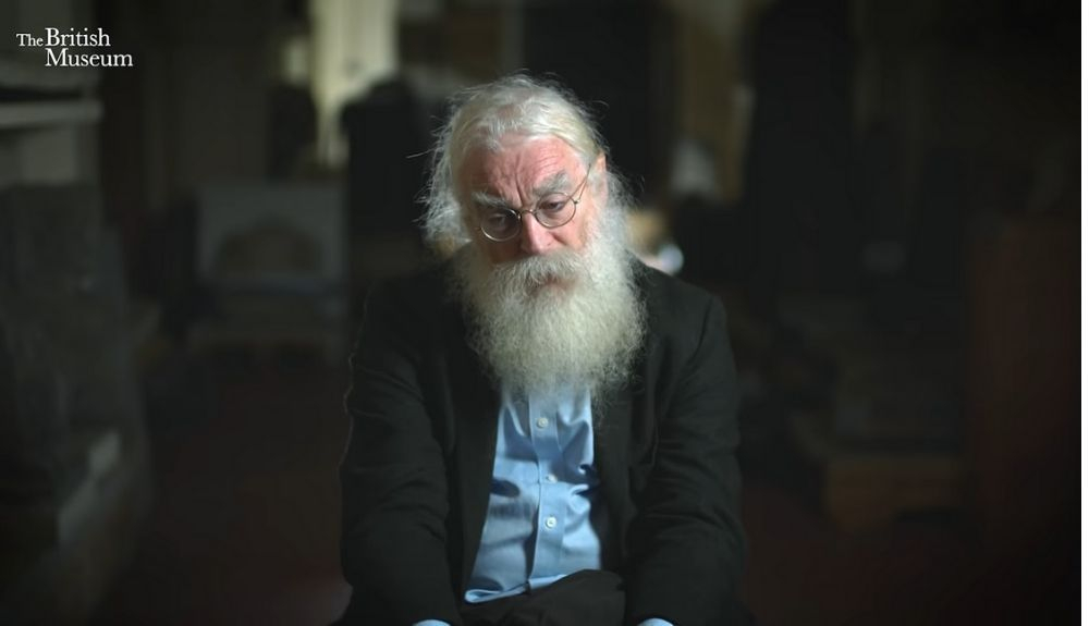 Finkel, en una imagen de un vídeo del Museo Británico explicando su hallazgo. Finkel, en una imagen de un vídeo del Museo Británico explicando su hallazgo.