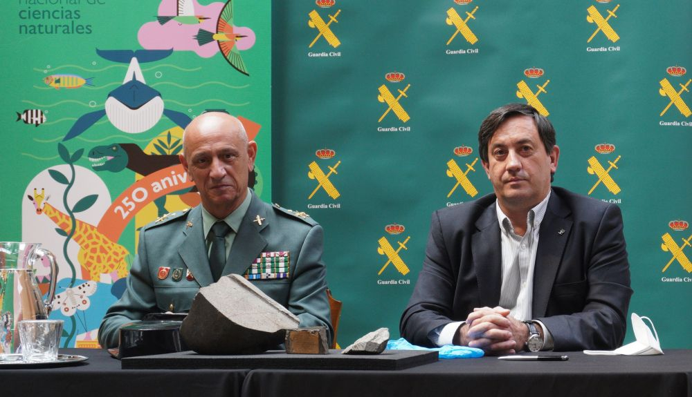 El general José Antonio Berrocal Anaya, de la Guardia Civil, y el director del MNCN, Rafael Zardoya, durante la entrega de la pieza recuperada. El general José Antonio Berrocal Anaya, de la Guardia Civil, y el director del MNCN, Rafael Zardoya, durante la entrega de la pieza recuperada.