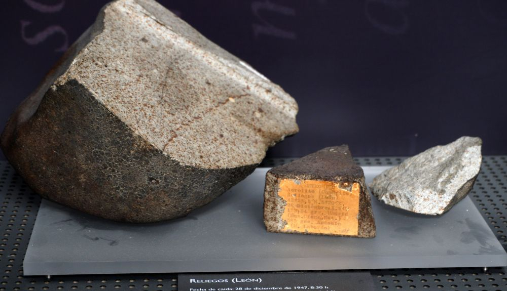 Los tres fragmentos del meteorito expuestos en el museo Los tres fragmentos del meteorito expuestos en el museo