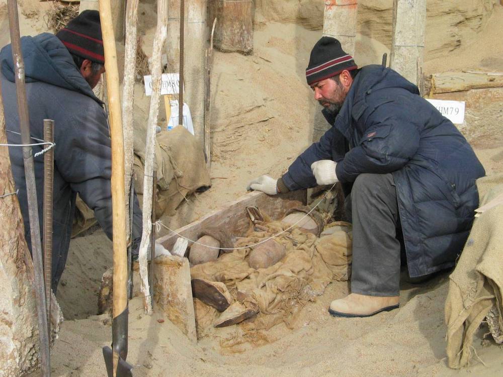 Excavación del enterramiento M75 en el cementerio de Xiaohe