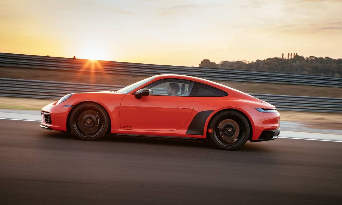 PORSCHE 911 GTS 2