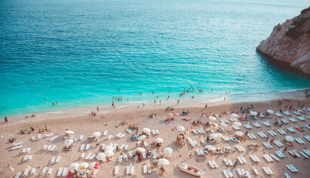 Kaputaş Beach es una pequeña playa con aguas turquesas del mar Mediterráneo entre Kaş y Kalkan en Antalya, Turquía.