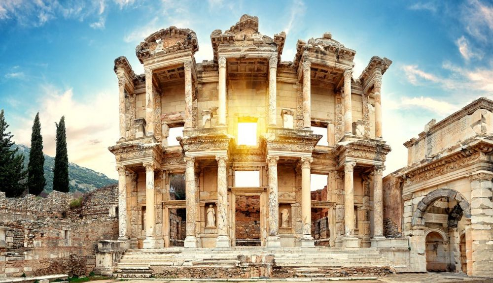 Fachada de la antigua biblioteca de Celsus en Éfeso en un día soleado.