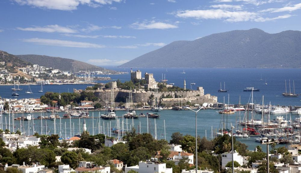 Vista de Bodrum y su famoso castillo. Vista de Bodrum y su famoso castillo.