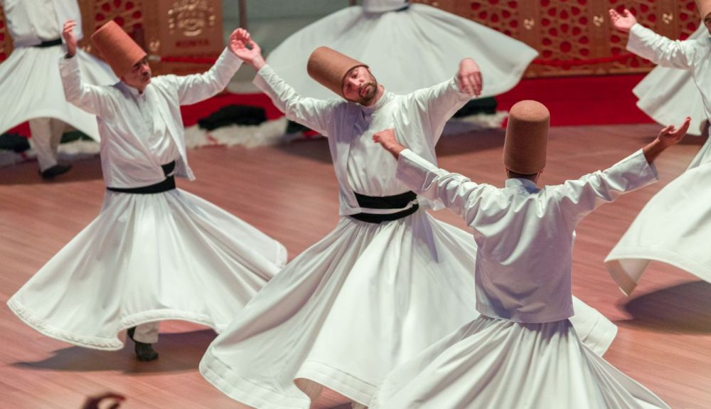 Un momento de la danza de los derviches. Un momento de la danza de los derviches.