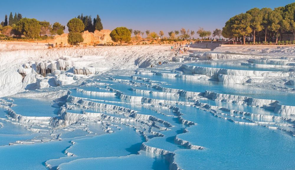 Una de las principales atracciones turísticas en Turquía son las aguas termales de Travertinos y Pamukkale. Una de las principales atracciones turísticas en Turquía son las aguas termales de Travertinos y Pamukkale.